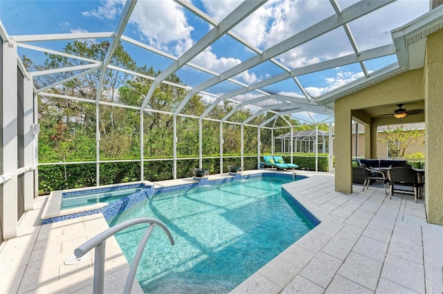 view of swimming pool featuring a patio, a lanai, an outdoor living space, a pool with connected hot tub, and a ceiling fan