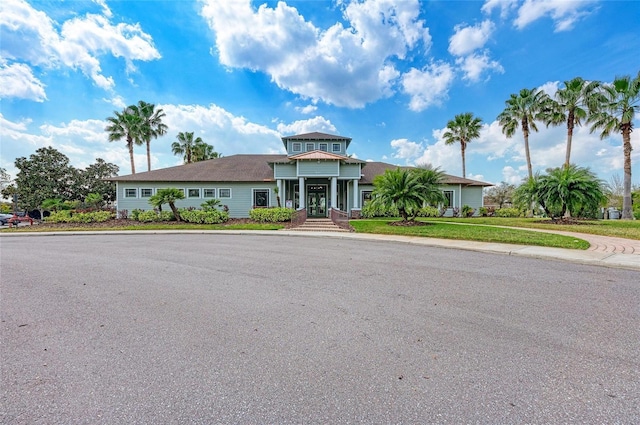 view of front of house featuring a front lawn