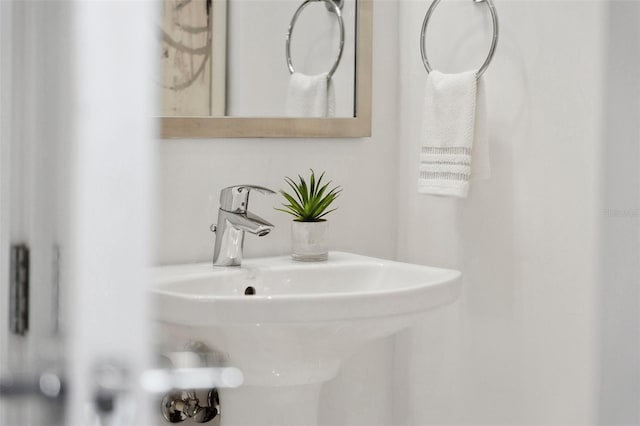 bathroom featuring a sink