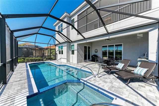 view of swimming pool with a lanai, a patio area, ceiling fan, and a pool with connected hot tub