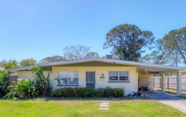 view of front facade featuring a carport, a front yard, driveway, and fence