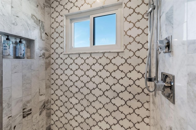 bathroom featuring a tile shower