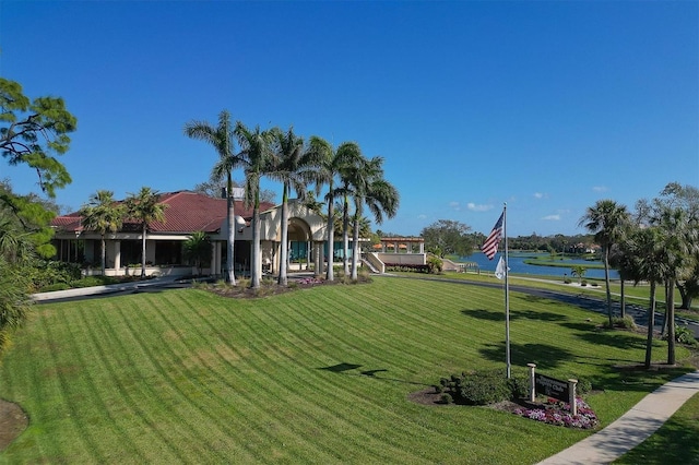 view of property's community featuring a lawn