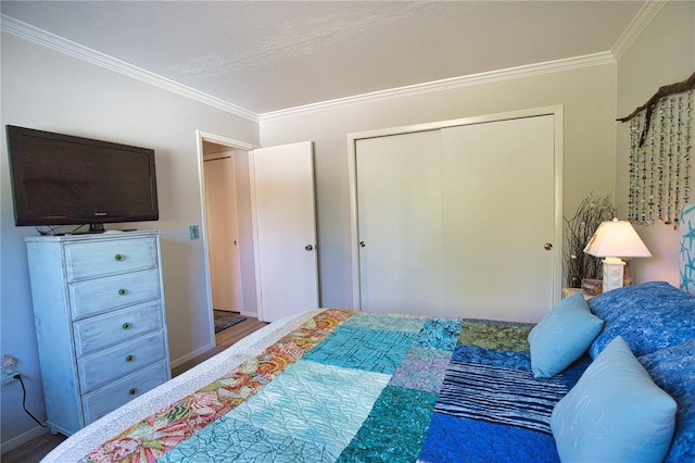 bedroom featuring ornamental molding, a closet, and baseboards