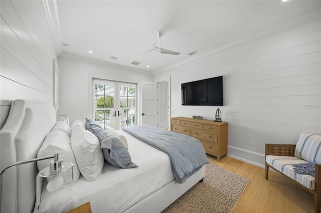 bedroom featuring light wood-style floors, visible vents, access to exterior, and a ceiling fan