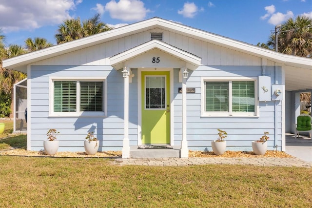 view of front of home featuring a front lawn