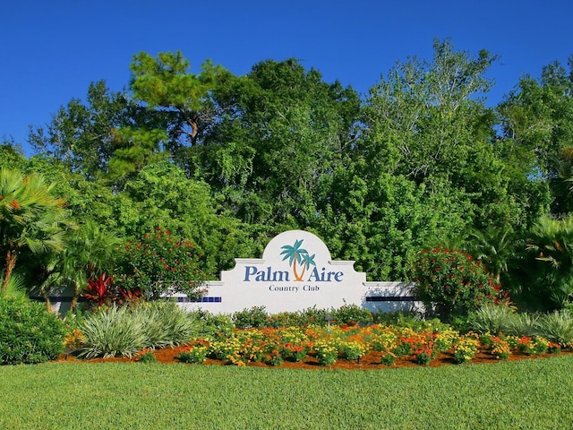 community / neighborhood sign featuring a yard