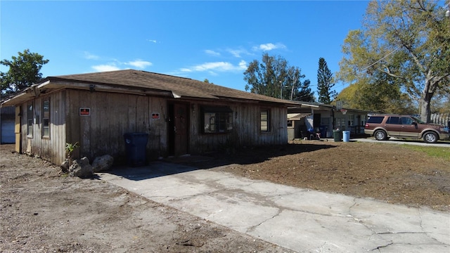 view of front of house with driveway