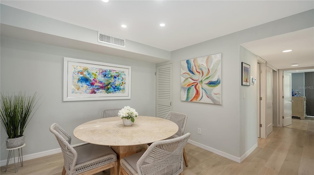 dining room featuring light wood-style floors, recessed lighting, visible vents, and baseboards