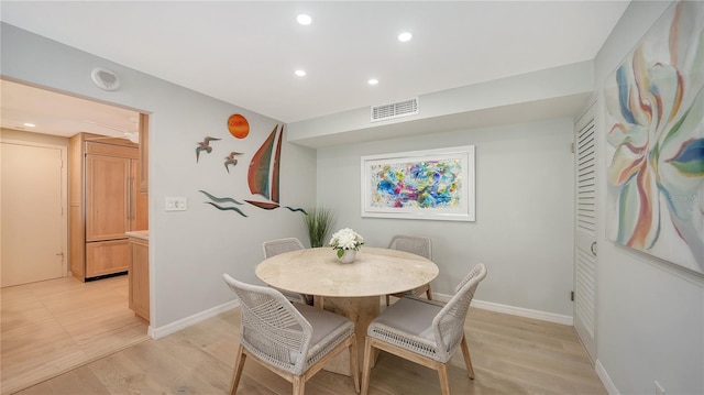 dining area featuring baseboards, light wood-style flooring, visible vents, and recessed lighting