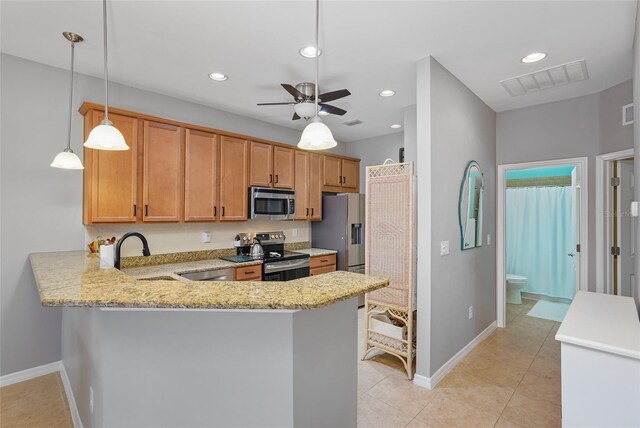 kitchen with stainless steel appliances, visible vents, a sink, ceiling fan, and a peninsula