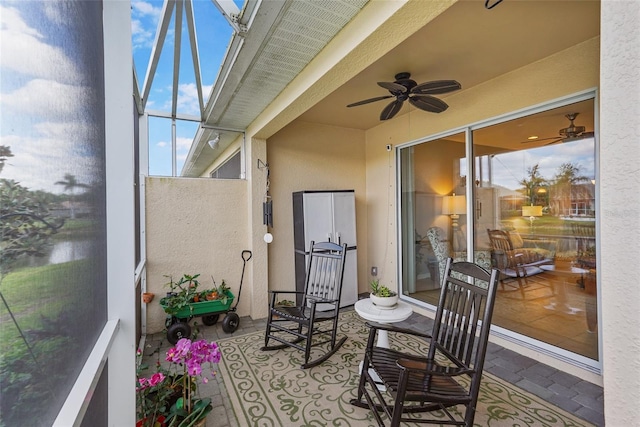 sunroom / solarium with a ceiling fan