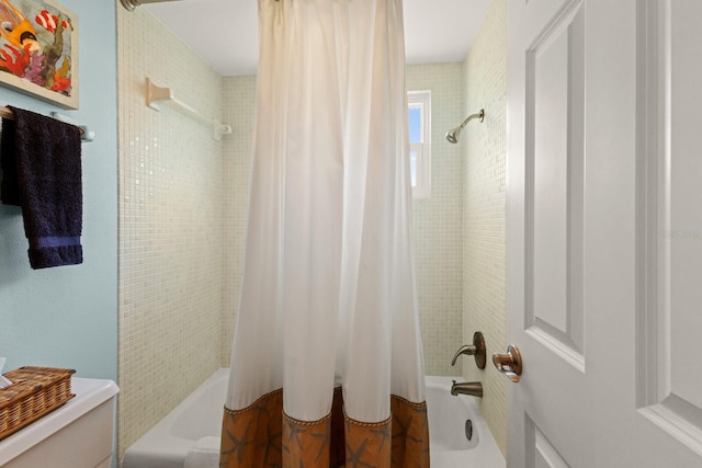 bathroom with shower / bath combo