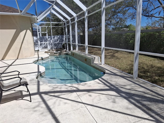 view of pool with fence private yard, a lanai, a patio area, and a pool with connected hot tub