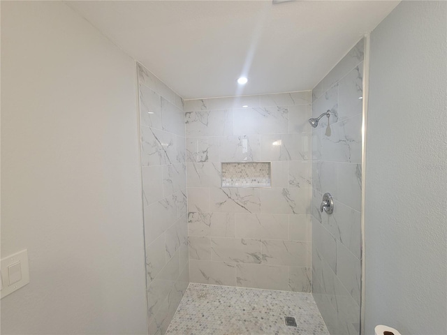 bathroom featuring tiled shower