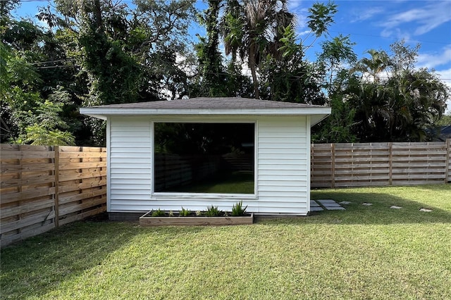 view of outdoor structure with an outdoor structure and a fenced backyard