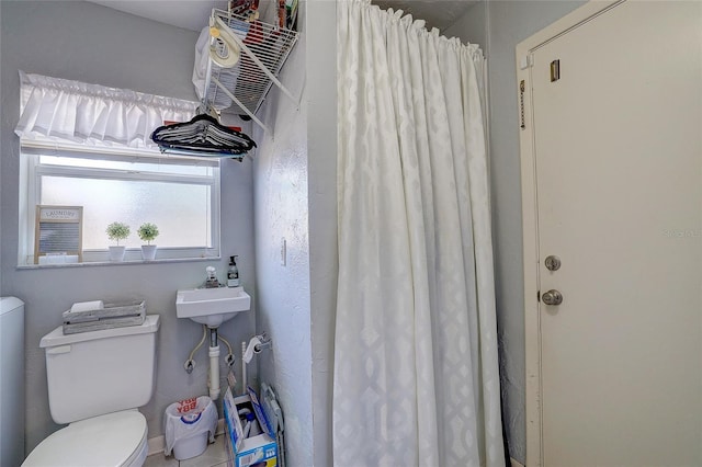 full bath with toilet and curtained shower