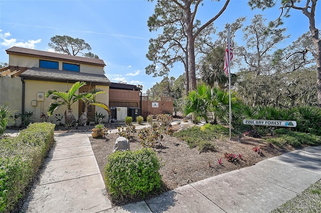 view of front facade with stucco siding