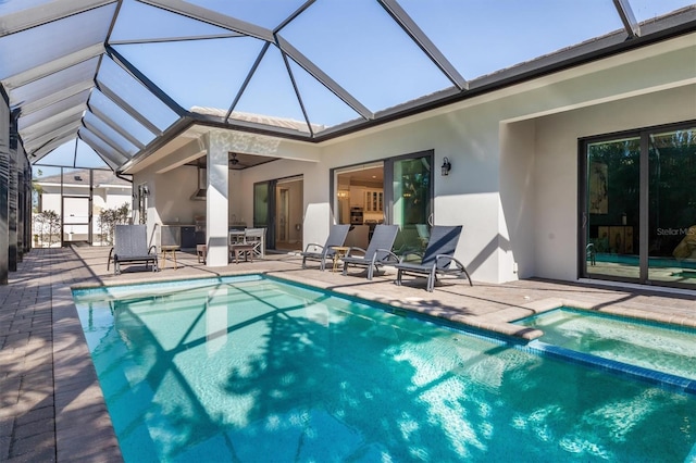 view of swimming pool with a pool with connected hot tub, outdoor dining space, a patio area, ceiling fan, and a lanai