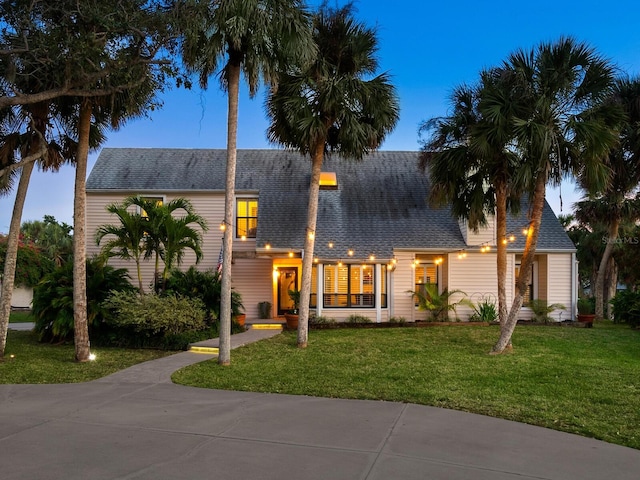 view of front facade featuring a front yard