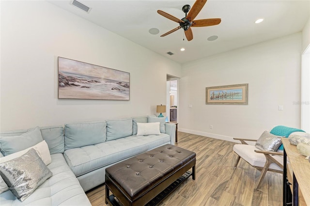 living area with light wood finished floors, recessed lighting, visible vents, ceiling fan, and baseboards