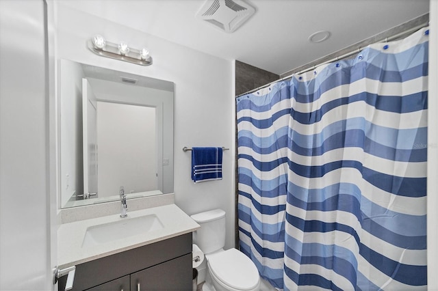 bathroom featuring toilet, curtained shower, visible vents, and vanity