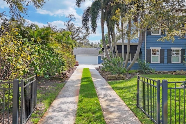 view of front facade with fence and a front lawn