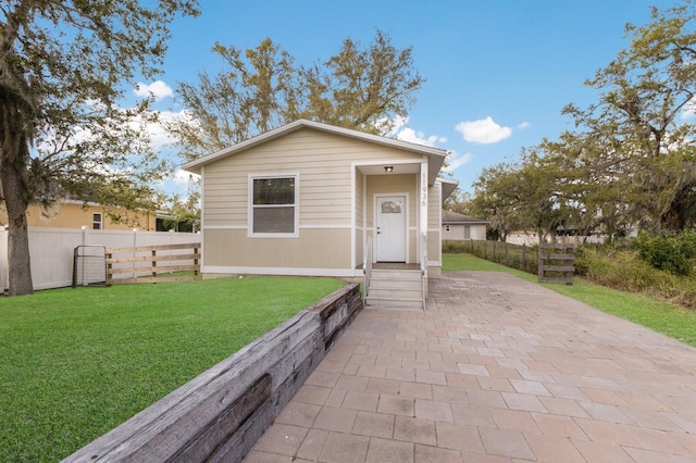 view of front of home featuring a front yard and fence