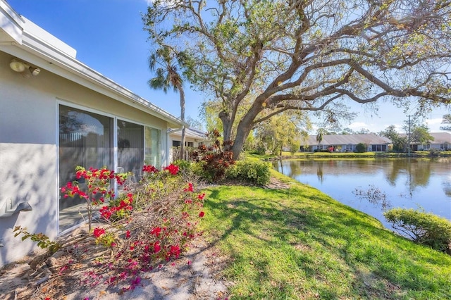 view of yard featuring a water view