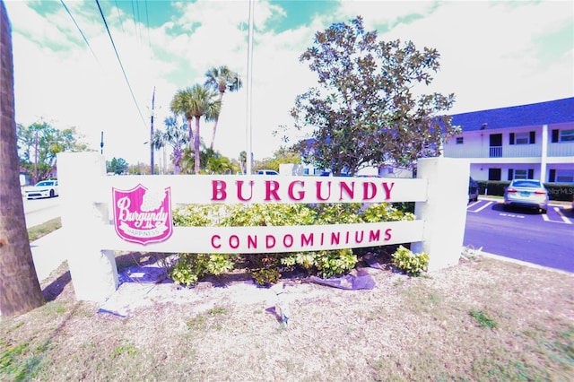 community / neighborhood sign with uncovered parking