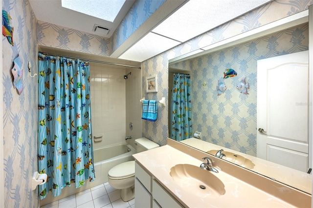 bathroom featuring visible vents, wallpapered walls, toilet, shower / tub combo, and tile patterned floors