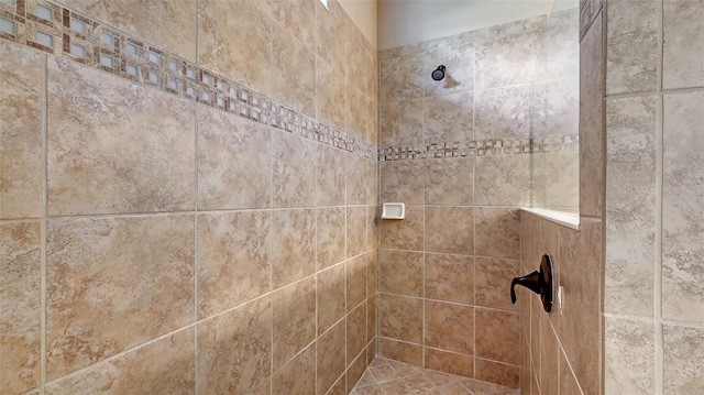 details featuring tiled shower