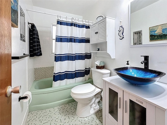 full bath featuring vanity, toilet, and shower / bathtub combination with curtain