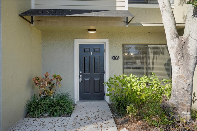 property entrance featuring stucco siding