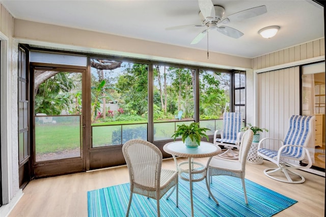 sunroom featuring a ceiling fan