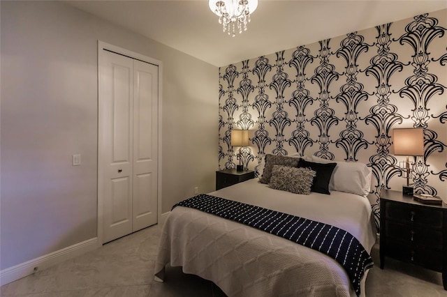 bedroom with a chandelier, a closet, and baseboards