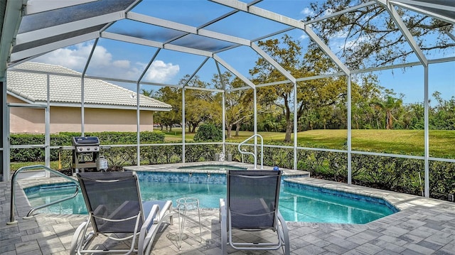 view of pool featuring glass enclosure, a yard, area for grilling, an in ground hot tub, and a patio