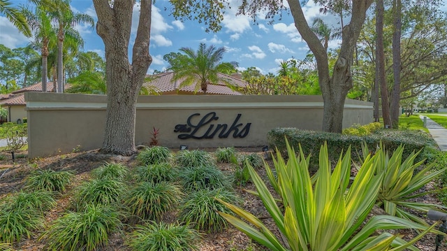 view of community / neighborhood sign