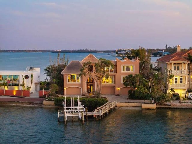 water view with boat lift and a boat dock