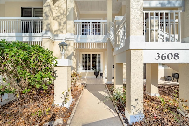 entrance to property with stucco siding