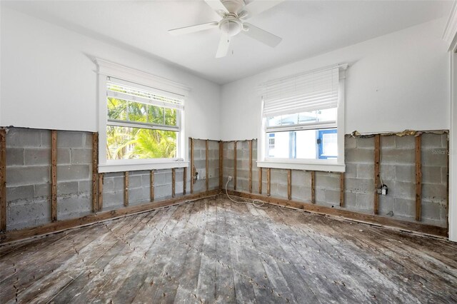 empty room featuring a ceiling fan