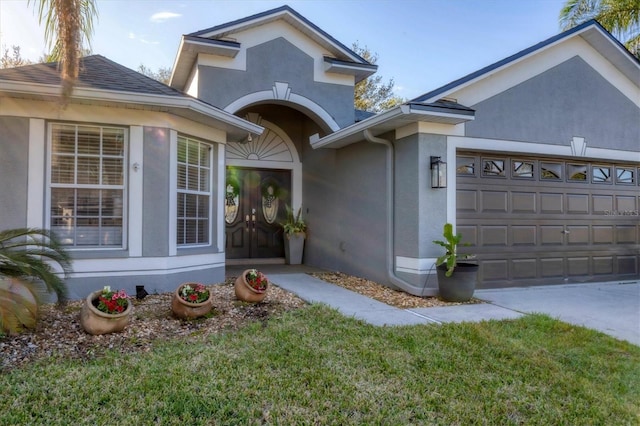 view of front facade with a garage and stucco siding