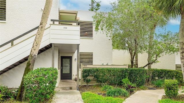 view of exterior entry with stucco siding