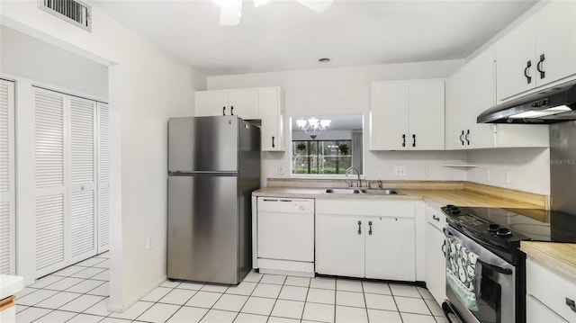 kitchen with visible vents, stainless steel appliances, light countertops, under cabinet range hood, and a sink