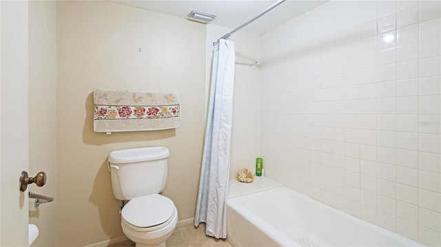 full bath featuring baseboards, visible vents, toilet, and shower / bathtub combination with curtain