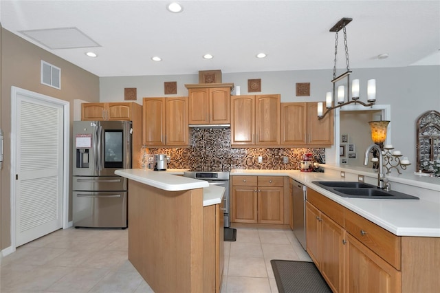 kitchen featuring visible vents, a sink, stainless steel appliances, backsplash, and a center island