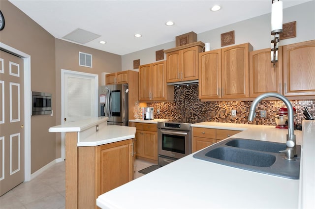 kitchen with visible vents, a kitchen island, a sink, appliances with stainless steel finishes, and tasteful backsplash