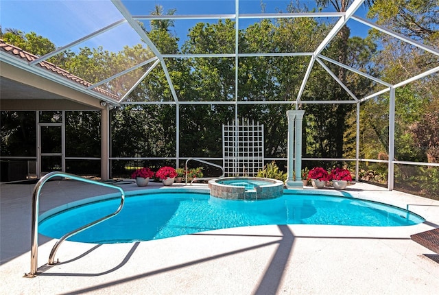 view of swimming pool featuring a lanai, a patio area, and a pool with connected hot tub