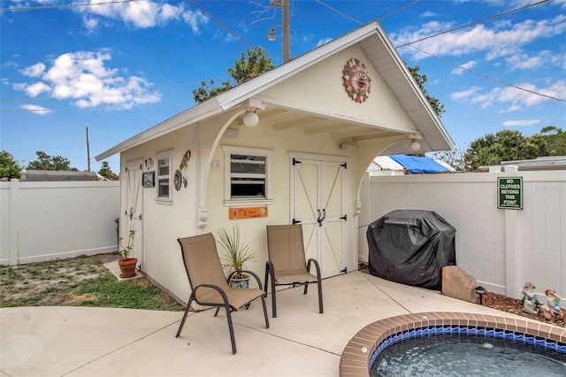 view of outdoor structure featuring an outdoor structure and a fenced backyard