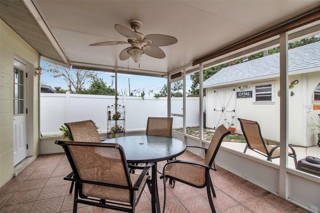 sunroom with ceiling fan